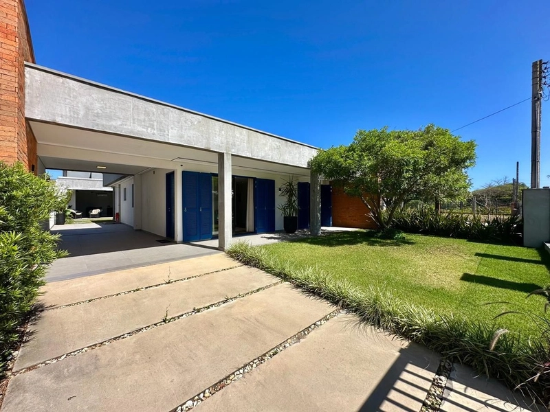 Casa retrofit mobiliada e decorada a poucos metros do mar no Centro de: 1ª foto da galeria de imagens do imóvel