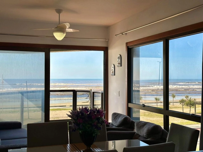 APARTAMENTO COM SACADA DE FRENTE MAR: 3ª foto da galeria de imagens do imóvel