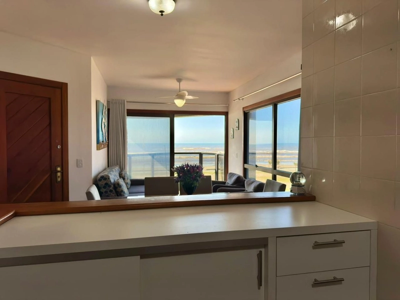 APARTAMENTO COM SACADA DE FRENTE MAR: 7ª foto da galeria de imagens do imóvel