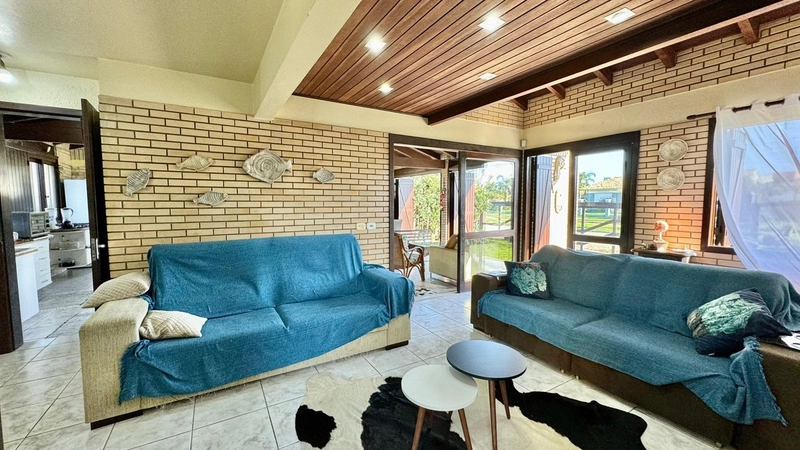 Casa de esquina com 04 dormitórios, pátio amplo e piscina: 7ª foto da galeria de imagens do imóvel