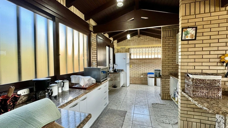Casa de esquina com 04 dormitórios, pátio amplo e piscina: 22ª foto da galeria de imagens do imóvel