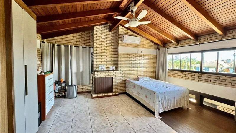 Casa de esquina com 04 dormitórios, pátio amplo e piscina: 13ª foto da galeria de imagens do imóvel