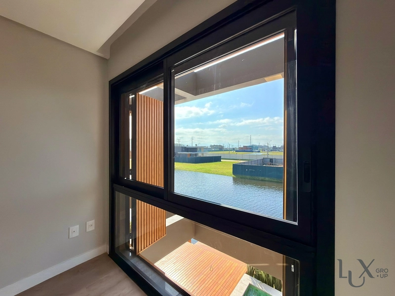 CASA À VENDA EM XANGRI-LÁ!  RESIDÊNCIA CONTEMPORÂNEA BEIRA-LAGO: 32ª foto da galeria de imagens do imóvel