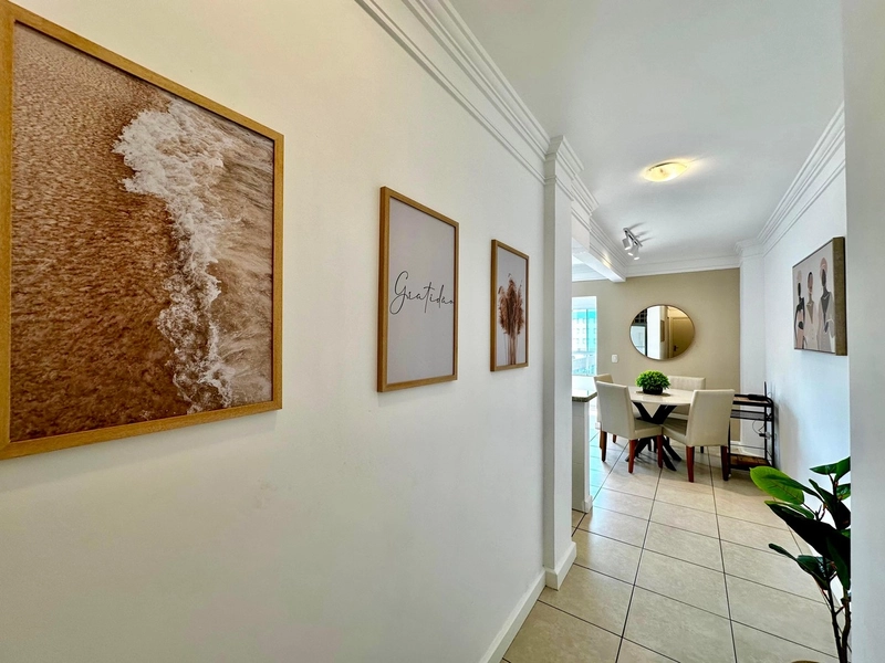LINDO APARTAMENTO APENAS 1 QUADRA DO MAR: 1ª foto da galeria de imagens do imóvel