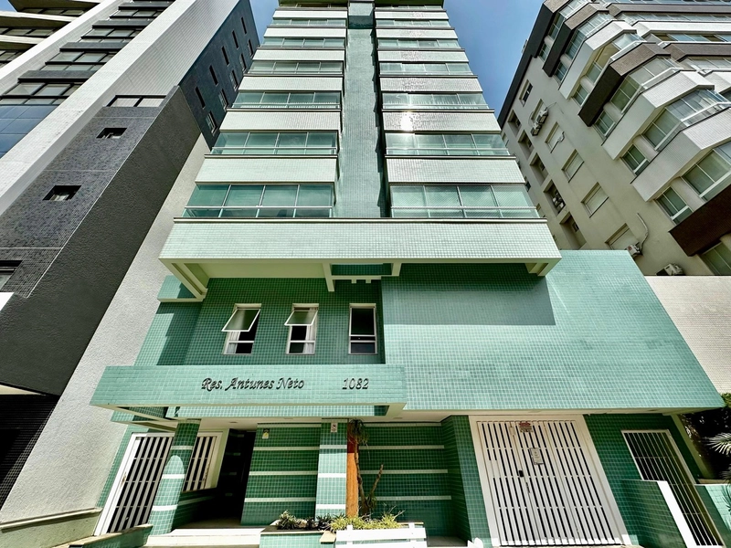 LINDO APARTAMENTO APENAS 1 QUADRA DO MAR: 2ª foto da galeria de imagens do imóvel