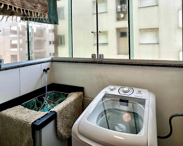 LINDO APARTAMENTO APENAS 1 QUADRA DO MAR: 4ª foto da galeria de imagens do imóvel