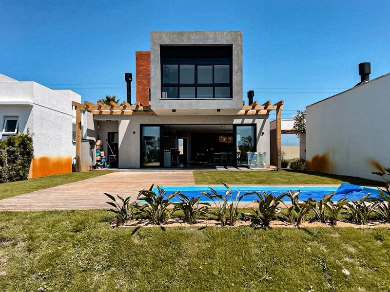 Sobrado alto padrão com 4 Suítes – Mobiliado e Decorado em Xangri-lá: 2ª foto da galeria de imagens do imóvel
