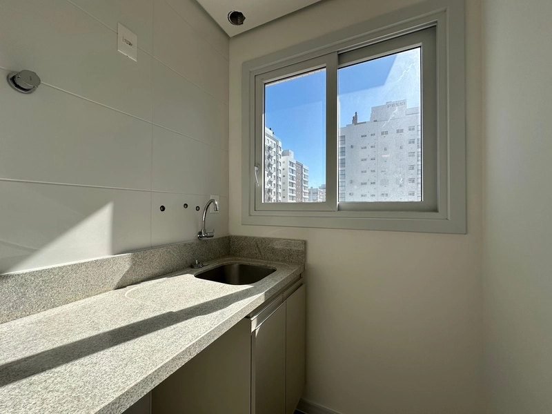 APARTAMENTO COM VISTA MAR E SERRA NO BAIRRO NAVEGANTES: 1ª foto da galeria de imagens do imóvel
