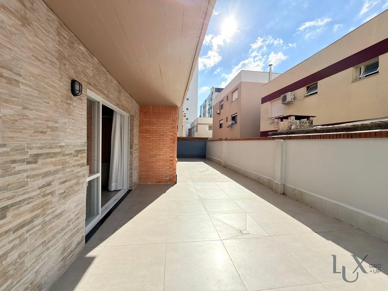 BELÍSSIMO APARTAMENTO COM TERRAÇO PRIVATIVO À VENDA EM CAPÃO DA CANOA!: 3ª foto da galeria de imagens do imóvel