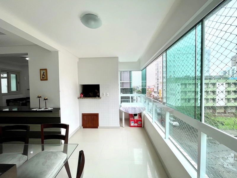 Sacadão de frente com churrasqueira, apartamento amplo e bem iluminado: 5ª foto da galeria de imagens do imóvel
