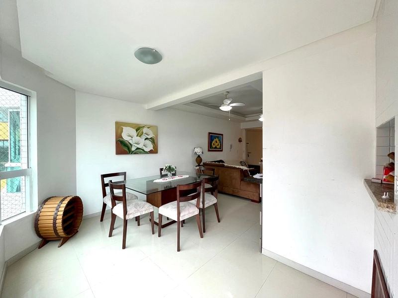 Sacadão de frente com churrasqueira, apartamento amplo e bem iluminado: 12ª foto da galeria de imagens do imóvel