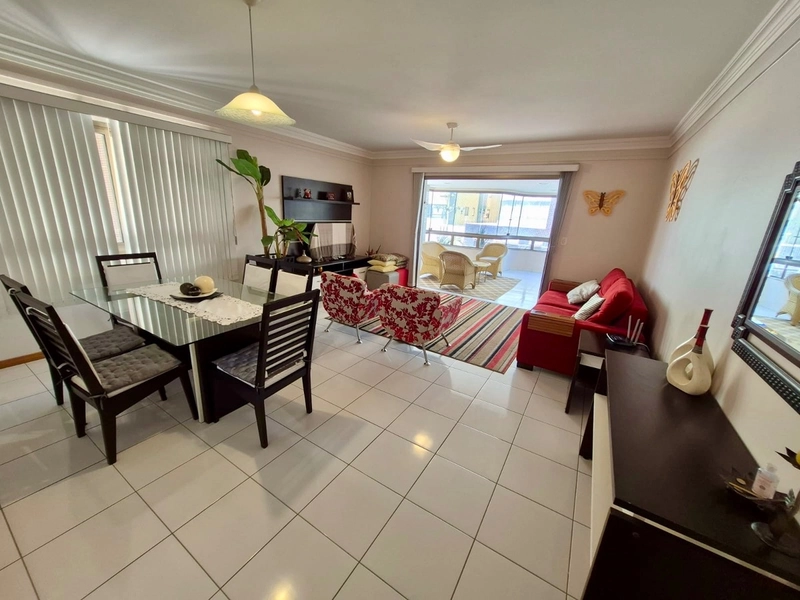 AMPLO APARTAMENTO DE 03 DORMITÓRIOS A UMA QUADRA DO MAR: 2ª foto da galeria de imagens do imóvel