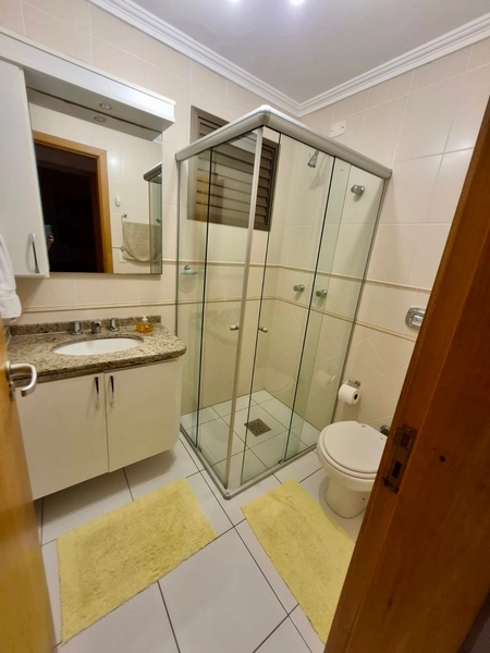 AMPLO APARTAMENTO DE 03 DORMITÓRIOS A UMA QUADRA DO MAR: 13ª foto da galeria de imagens do imóvel