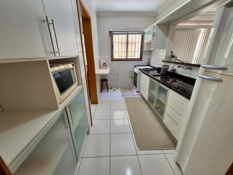 AMPLO APARTAMENTO DE 03 DORMITÓRIOS A UMA QUADRA DO MAR: 4ª foto da galeria de imagens do imóvel