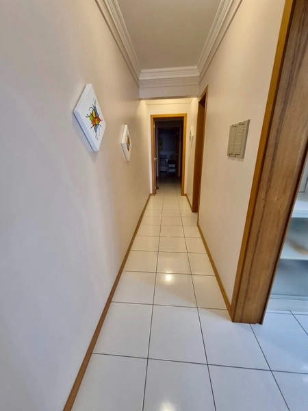 AMPLO APARTAMENTO DE 03 DORMITÓRIOS A UMA QUADRA DO MAR: 7ª foto da galeria de imagens do imóvel
