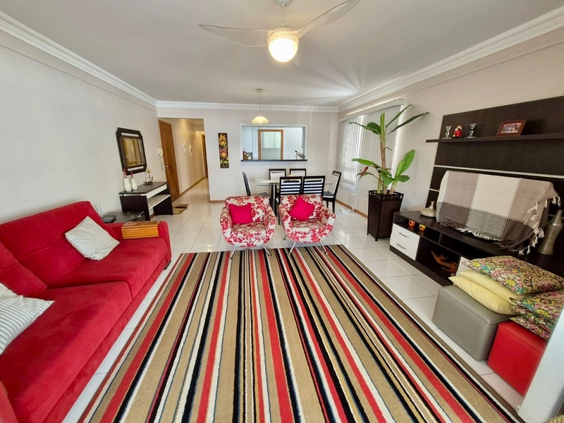 AMPLO APARTAMENTO DE 03 DORMITÓRIOS A UMA QUADRA DO MAR: 1ª foto da galeria de imagens do imóvel