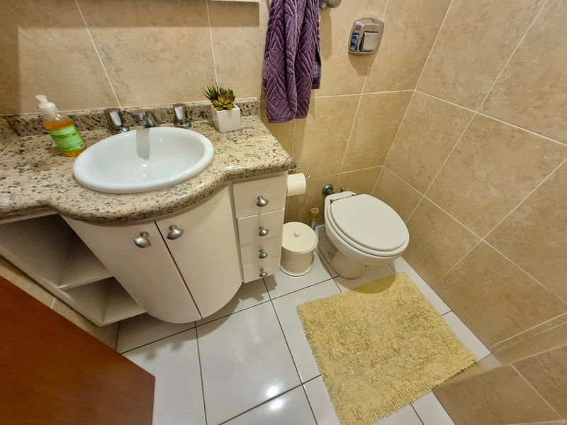 AMPLO APARTAMENTO DE 03 DORMITÓRIOS A UMA QUADRA DO MAR: 8ª foto da galeria de imagens do imóvel