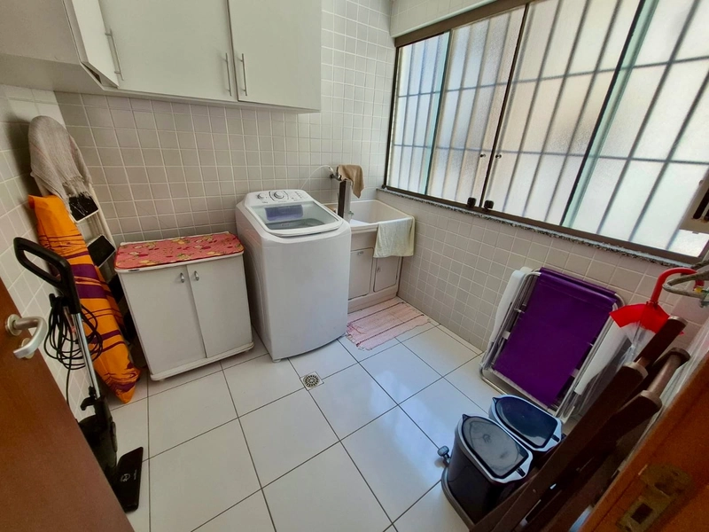 AMPLO APARTAMENTO DE 03 DORMITÓRIOS A UMA QUADRA DO MAR: 6ª foto da galeria de imagens do imóvel