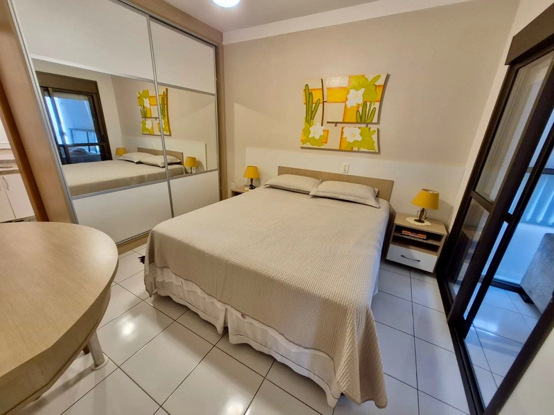 AMPLO APARTAMENTO DE 03 DORMITÓRIOS A UMA QUADRA DO MAR: 9ª foto da galeria de imagens do imóvel