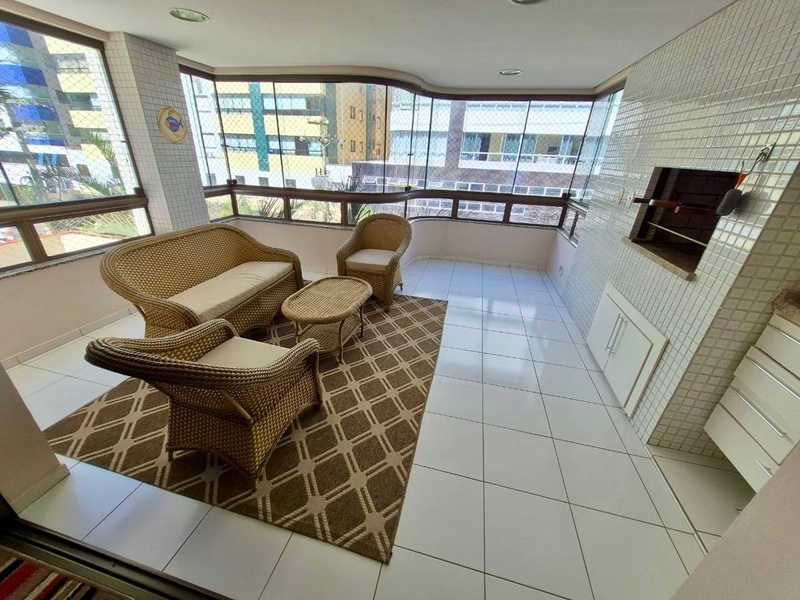 AMPLO APARTAMENTO DE 03 DORMITÓRIOS A UMA QUADRA DO MAR: 3ª foto da galeria de imagens do imóvel