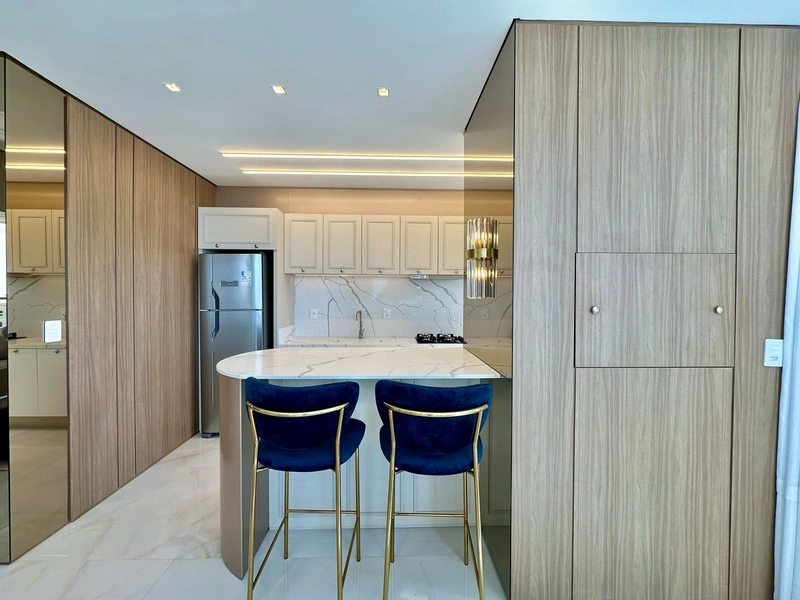 APARTAMENTO FINAMENTE MOBILIADO E DECORADO: 3ª foto da galeria de imagens do imóvel