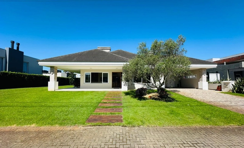 CASA EM CONDOMÍNIO FECHADO DE R$ 2.300.000,00 POR R$ 1.970.000,00: 1ª foto da galeria de imagens do imóvel