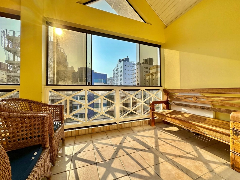 APARTAMENTO COM SACADA LIBERADA A POUCOS METROS DO MAR: 3ª foto da galeria de imagens do imóvel
