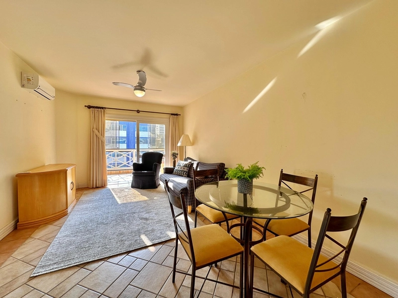 APARTAMENTO COM SACADA LIBERADA A POUCOS METROS DO MAR: 2ª foto da galeria de imagens do imóvel