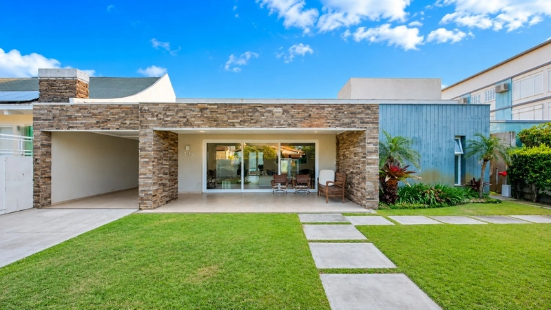 CASA UMA QUADRA DO MAR, NO CENTRO DE ATLÂNTIDA: 2ª foto da galeria de imagens do imóvel