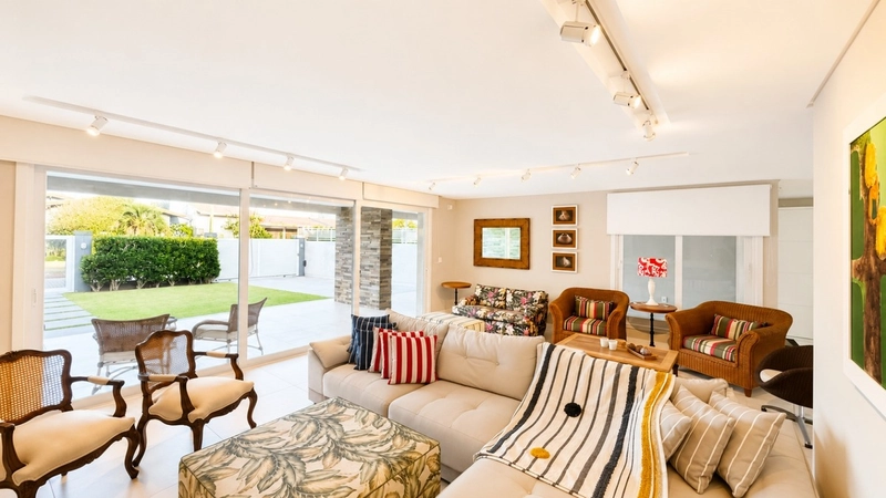 CASA UMA QUADRA DO MAR, NO CENTRO DE ATLÂNTIDA: 9ª foto da galeria de imagens do imóvel
