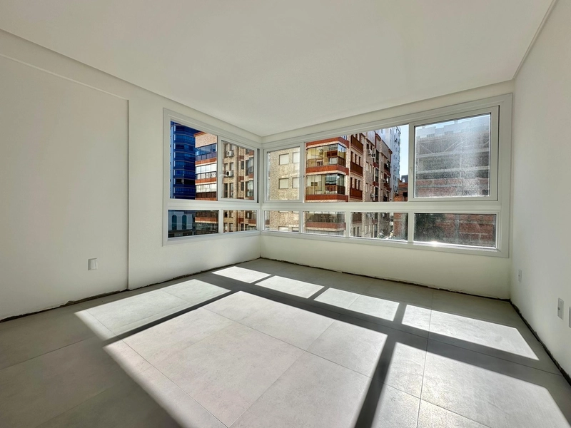 APARTAMENTO AMPLO COM SACADA DE FRENTE, JUNTO AO MAR: 3ª foto da galeria de imagens do imóvel