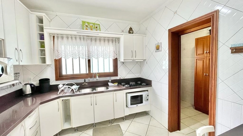 Casa a uma quadra do mar: 2ª foto da galeria de imagens do imóvel