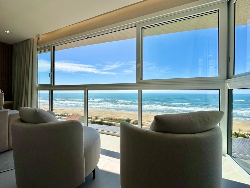APARTAMENTO À VENDA EM CAPÃO DA CANOA!⁣ DE FRENTE PARA O MAR: 3ª foto da galeria de imagens do imóvel