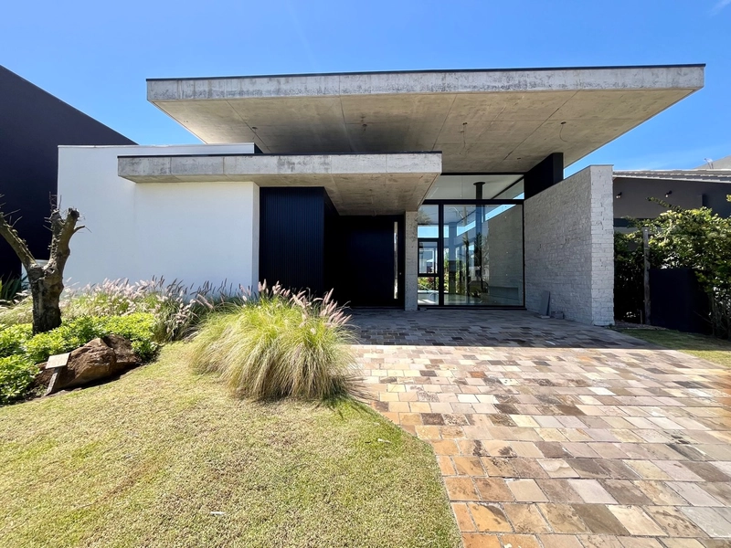 Casa nova à venda de alto padrão com piscina: 1ª foto da galeria de imagens do imóvel