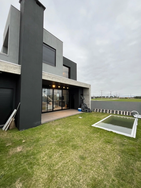 CASA COM PISCINA: 6ª foto da galeria de imagens do imóvel