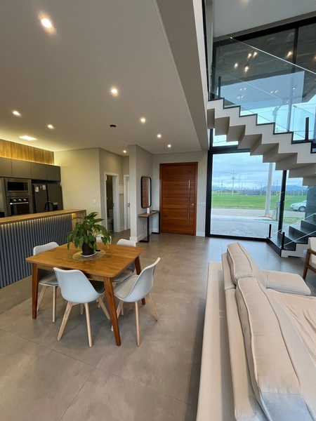 CASA COM PISCINA: 1ª foto da galeria de imagens do imóvel