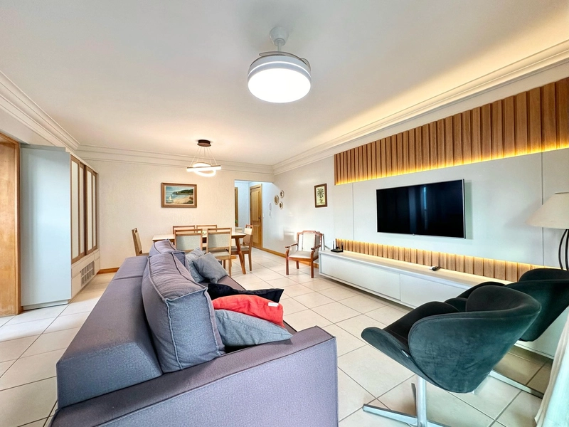 APARTAMENTO À VENDA  COM VISTA ETERNA PARA MAR E PRAÇA - RARIDADE: 1ª foto da galeria de imagens do imóvel