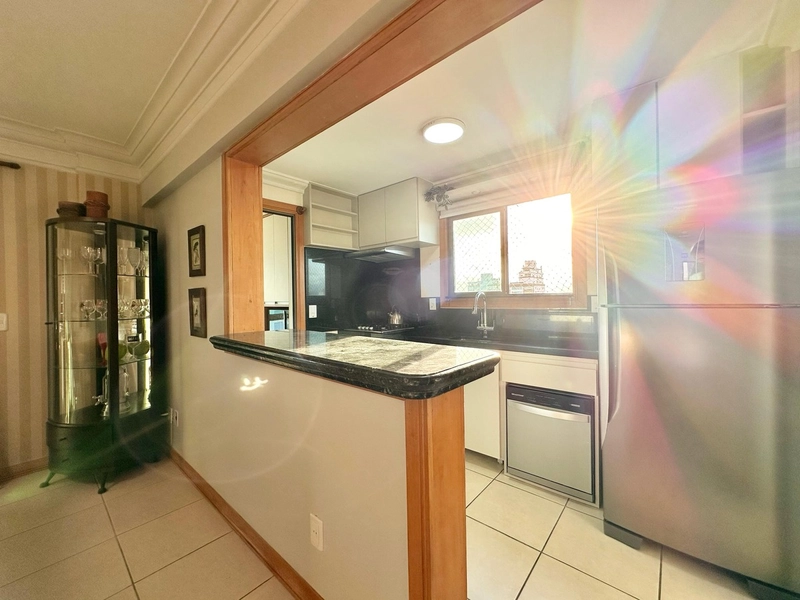 APARTAMENTO À VENDA  COM VISTA ETERNA PARA MAR E PRAÇA - RARIDADE: 12ª foto da galeria de imagens do imóvel