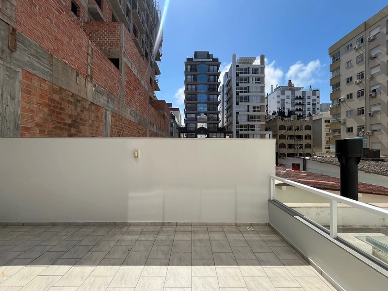 APENAS UMA QUADRA DO MAR,  AO LADO DA PRAÇA FLAVIO BOIANOVSKI: 2ª foto da galeria de imagens do imóvel