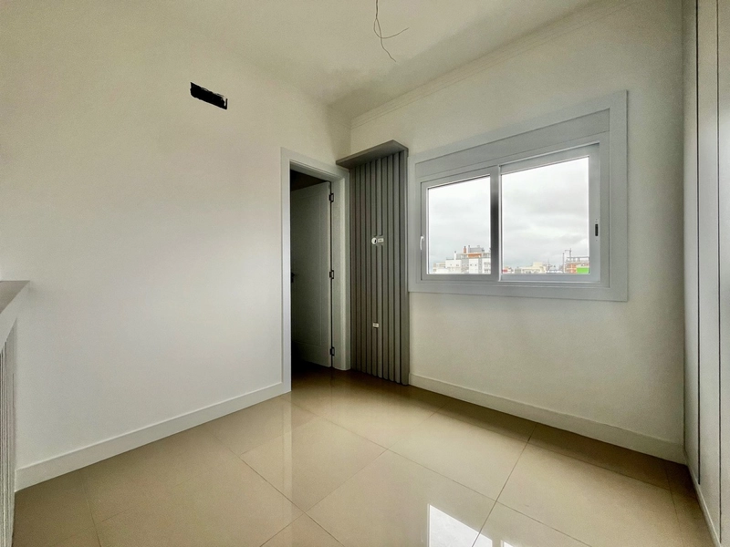 Apartamento liberado  junto a Praça e Avenida: 3ª foto da galeria de imagens do imóvel
