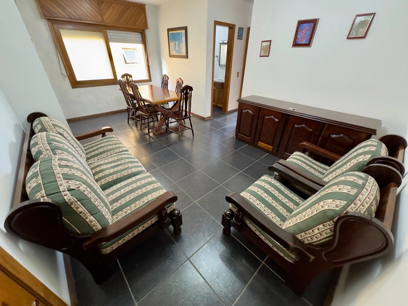 APARTAMENTO DE 2 DORMITORIOS COM BOX A APENAS 1 QUADRA DO MAR: 1ª foto da galeria de imagens do imóvel
