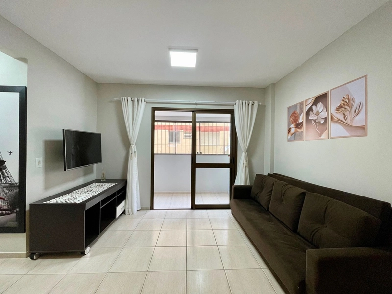 Apenas 1 quadra do mar - junto à praça: 1ª foto da galeria de imagens do imóvel