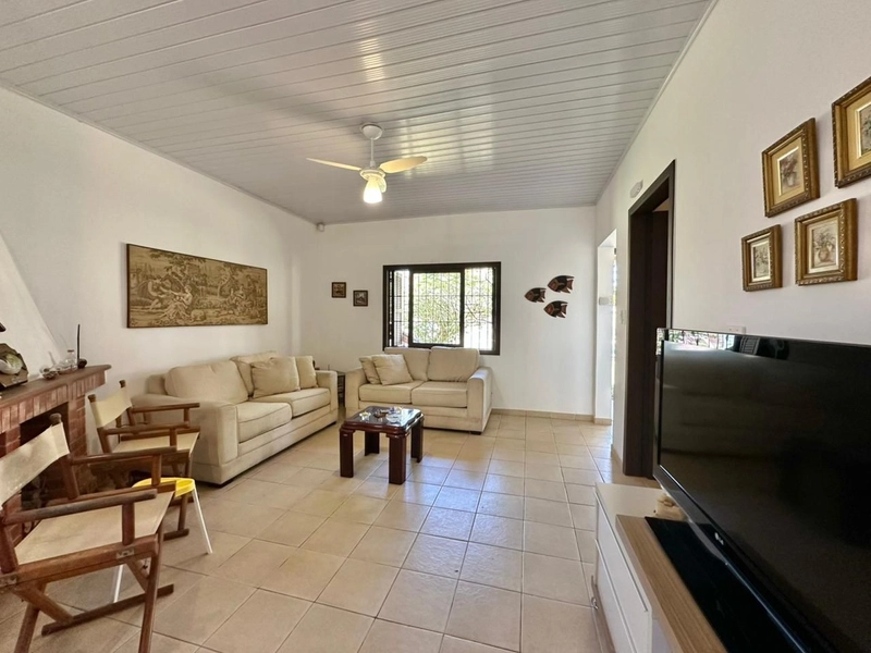 CASA COM 3 TERRENOS APENAS 2 QUADRAS DO MAR: 4ª foto da galeria de imagens do imóvel