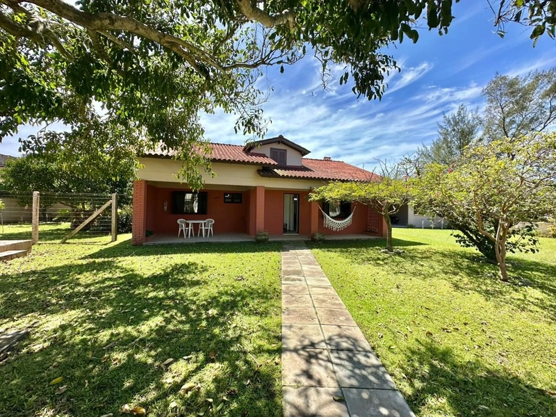 CASA COM 3 TERRENOS APENAS 2 QUADRAS DO MAR: 2ª foto da galeria de imagens do imóvel
