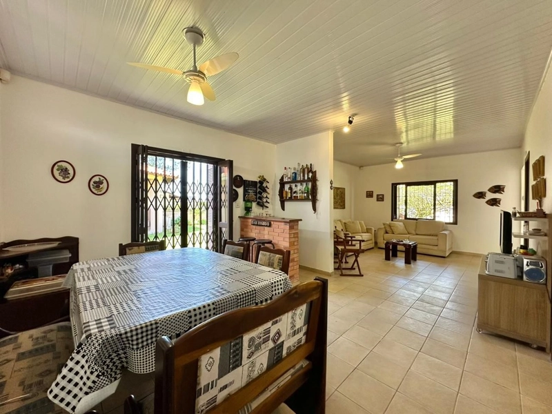 CASA COM 3 TERRENOS APENAS 2 QUADRAS DO MAR: 6ª foto da galeria de imagens do imóvel