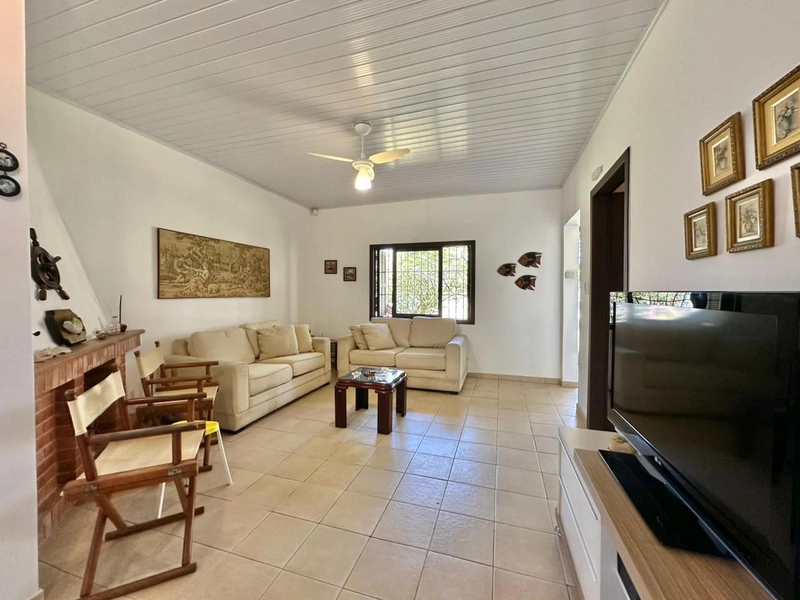 CASA COM 3 TERRENOS APENAS 2 QUADRAS DO MAR: 3ª foto da galeria de imagens do imóvel