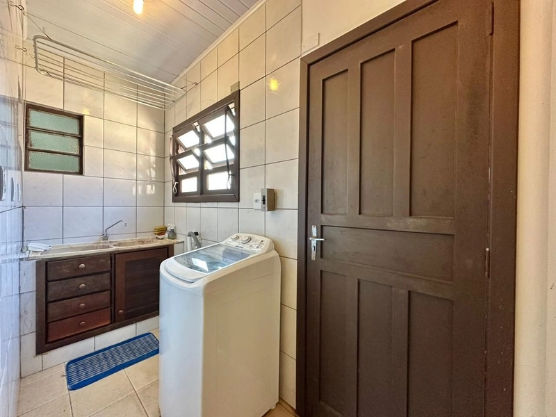 CASA COM 3 TERRENOS APENAS 2 QUADRAS DO MAR: 11ª foto da galeria de imagens do imóvel