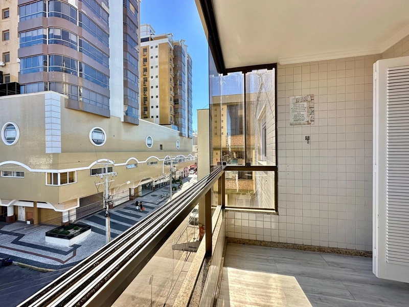 APARTAMENTO COM SACADA DE FRENTE , JUNTO AO MAR NO CORAÇÃO DA CIDADE !: 5ª foto da galeria de imagens do imóvel