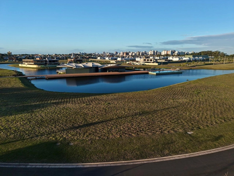 Lote/Terreno beira lago à venda no condomínio Lótus em Atlântida: 9ª foto da galeria de imagens do imóvel