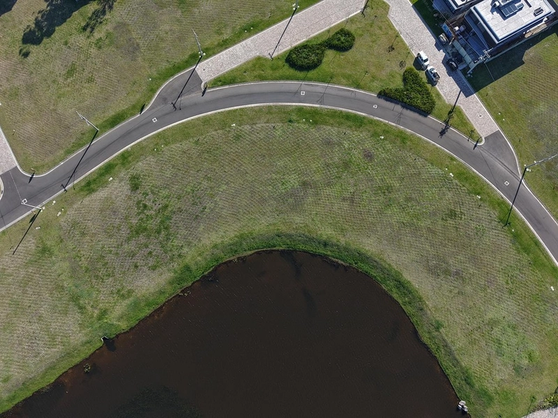 Lote/Terreno beira lago à venda no condomínio Lótus em Atlântida: 7ª foto da galeria de imagens do imóvel